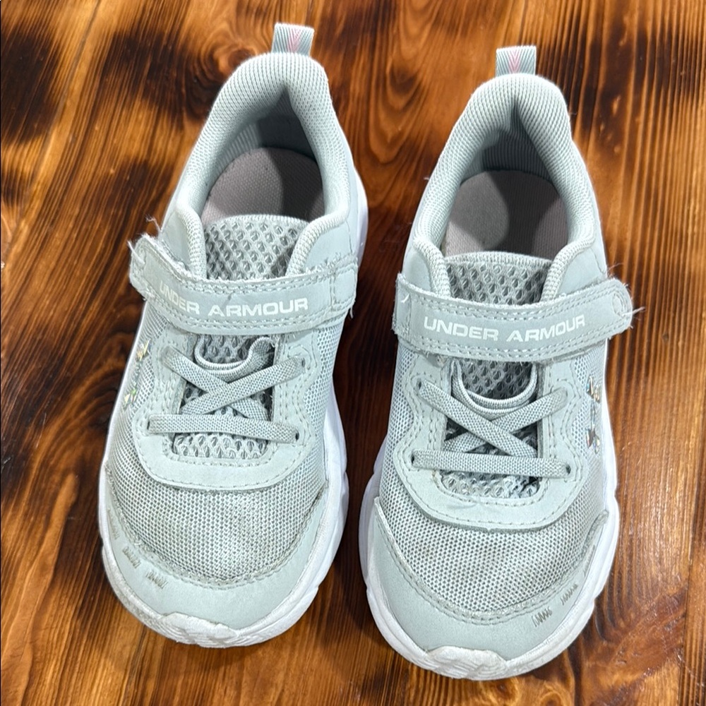 Under Armour Gray Sneakers with Mesh Upper and Cushioned Collar